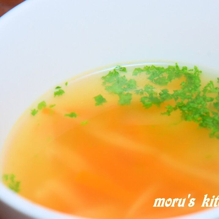シャキシャキ食感♪ニンジンとセロリのコンソメスープ